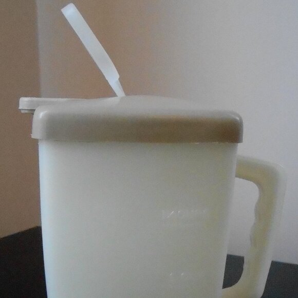 VTG Small White Mini 16oz Pouring Pitcher w/Tan Lid Handle Spout & Seal-1 Pint - Picture 1 of 6